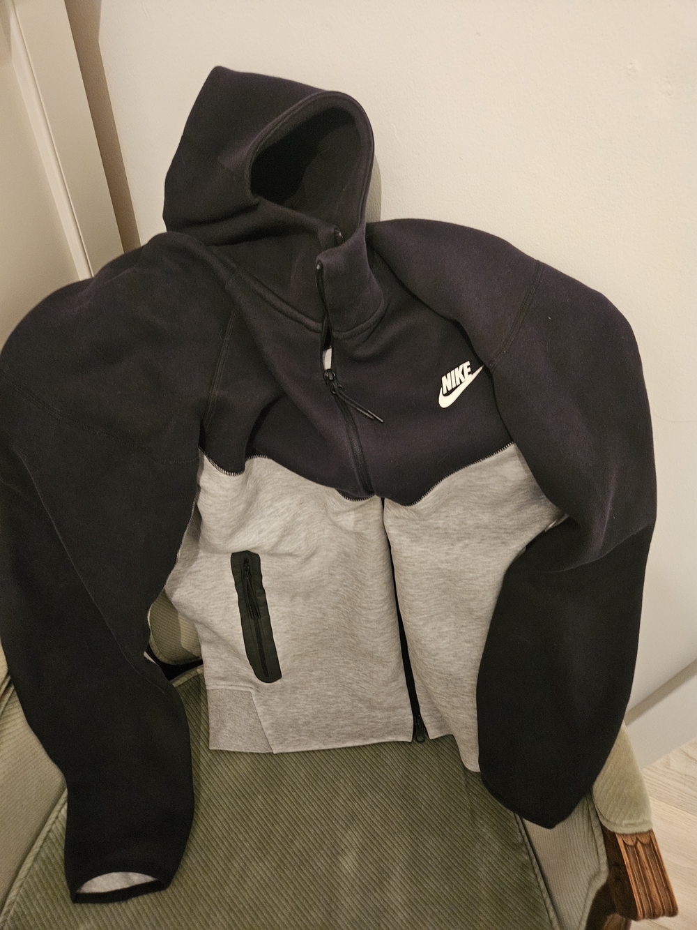 Nike Men’s Black and Light Gray Hooded Performance Jacket